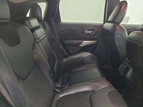 Used 2018 Jeep Cherokee Latitude Plus w/ Comfort/Convenience Group image 19