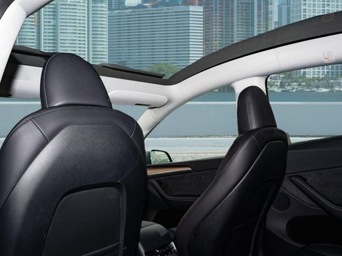 Used 2024 Tesla Model Y Long Range image 18