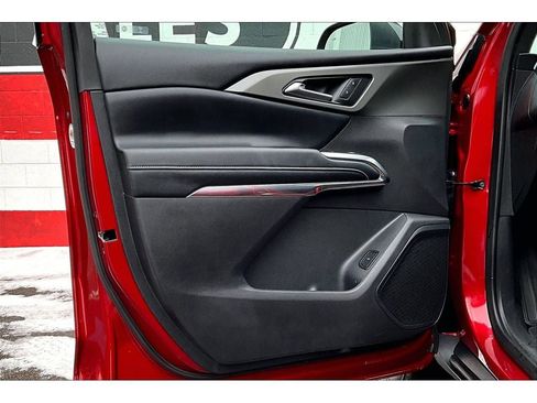 Used 2025 Chevrolet Traverse LT image 18