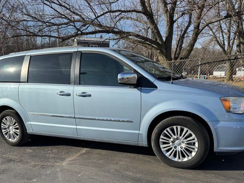 Used 2013 Chrysler Town & Country Touring-L w/ Entertainment Group #2 image 1