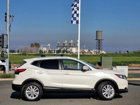 Used 2019 Nissan Rogue Sport SV w/ Technology Package image 3