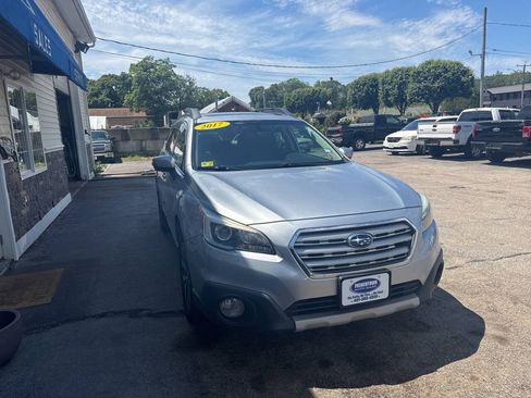 Used 2017 Subaru Outback 2.5i Limited AWD/4WD image 3