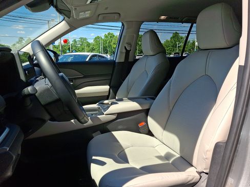 Used 2024 Toyota Grand Highlander AWD image 12