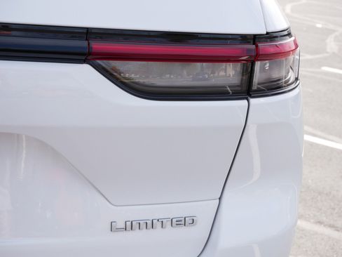 Used 2024 Jeep Grand Cherokee Limited AWD/4WD image 17