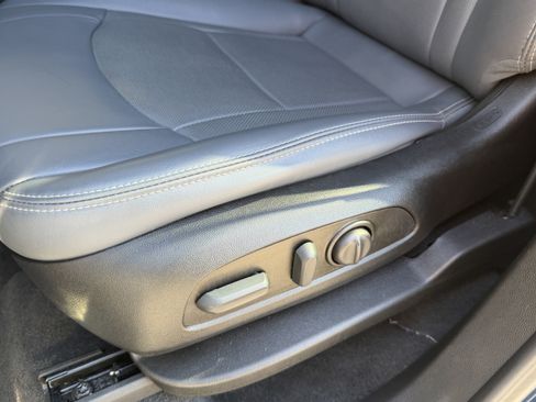 Used 2023 Buick Enclave Essence image 13