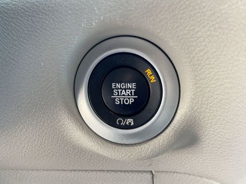 Used 2023 Chrysler Pacifica Touring-L image 24