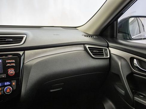 Used 2016 Nissan Rogue SV image 5