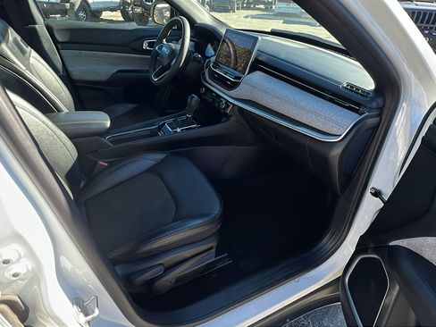 Used 2024 Jeep Compass Latitude image 19