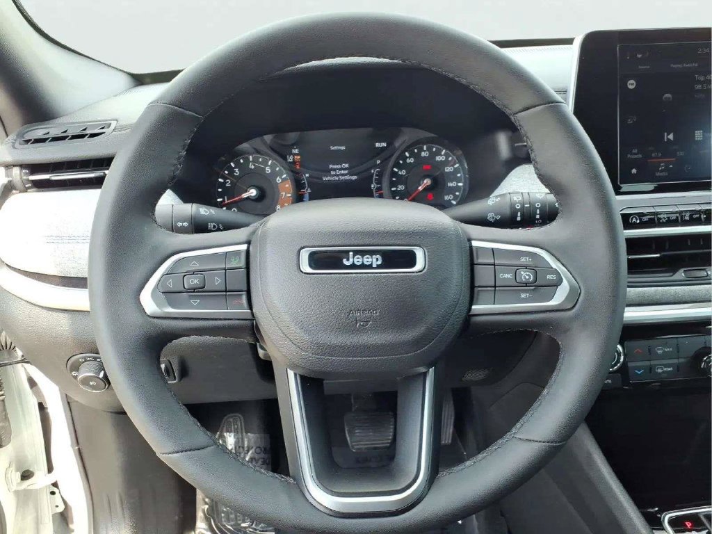 Used 2025 Jeep Compass Latitude AWD/4WD image 17