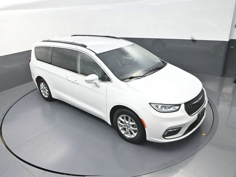 Used 2022 Chrysler Pacifica Touring-L FWD image 11