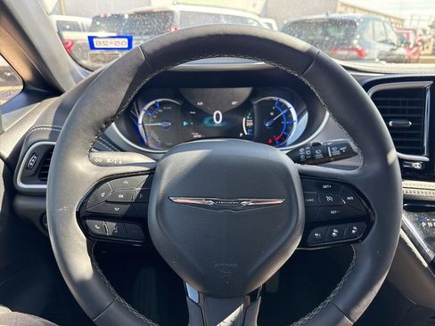 Used 2024 Chrysler Pacifica Select image 11