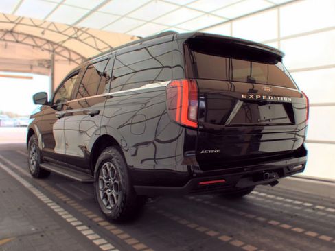 Used 2025 Ford Expedition Active RWD image 3