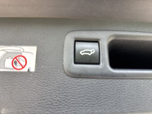 Used 2025 Toyota Highlander LE FWD image 30