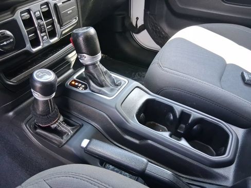 Used 2022 Jeep Wrangler Unlimited Sahara w/ Dual Top Group AWD/4WD image 20