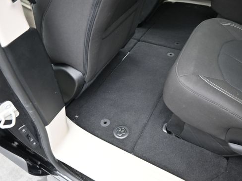 Used 2023 Chrysler Voyager LX FWD image 16