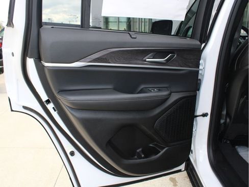 New 2025 Jeep Grand Cherokee Limited w/ Luxury Tech Group II image 22