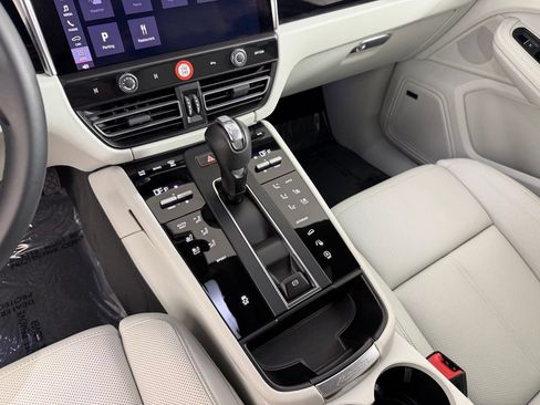 Certified 2025 Porsche Macan w/ Premium Package Plus AWD/4WD image 25