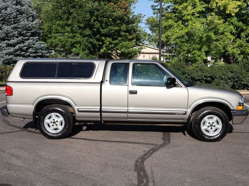 Used 2001 Chevrolet S10 Pickup LS w/ Preferred Equipment Group image 3