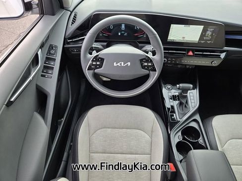 Certified 2025 Kia Niro SX image 16