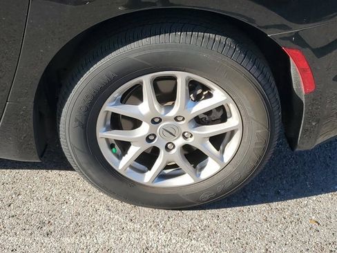 Used 2024 Chrysler Pacifica Touring-L image 13