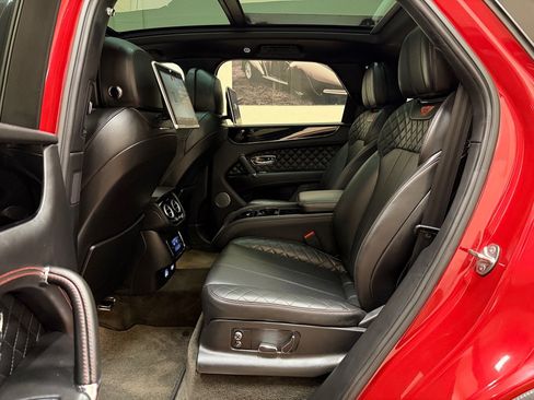 Used 2017 Bentley Bentayga AWD/4WD image 20