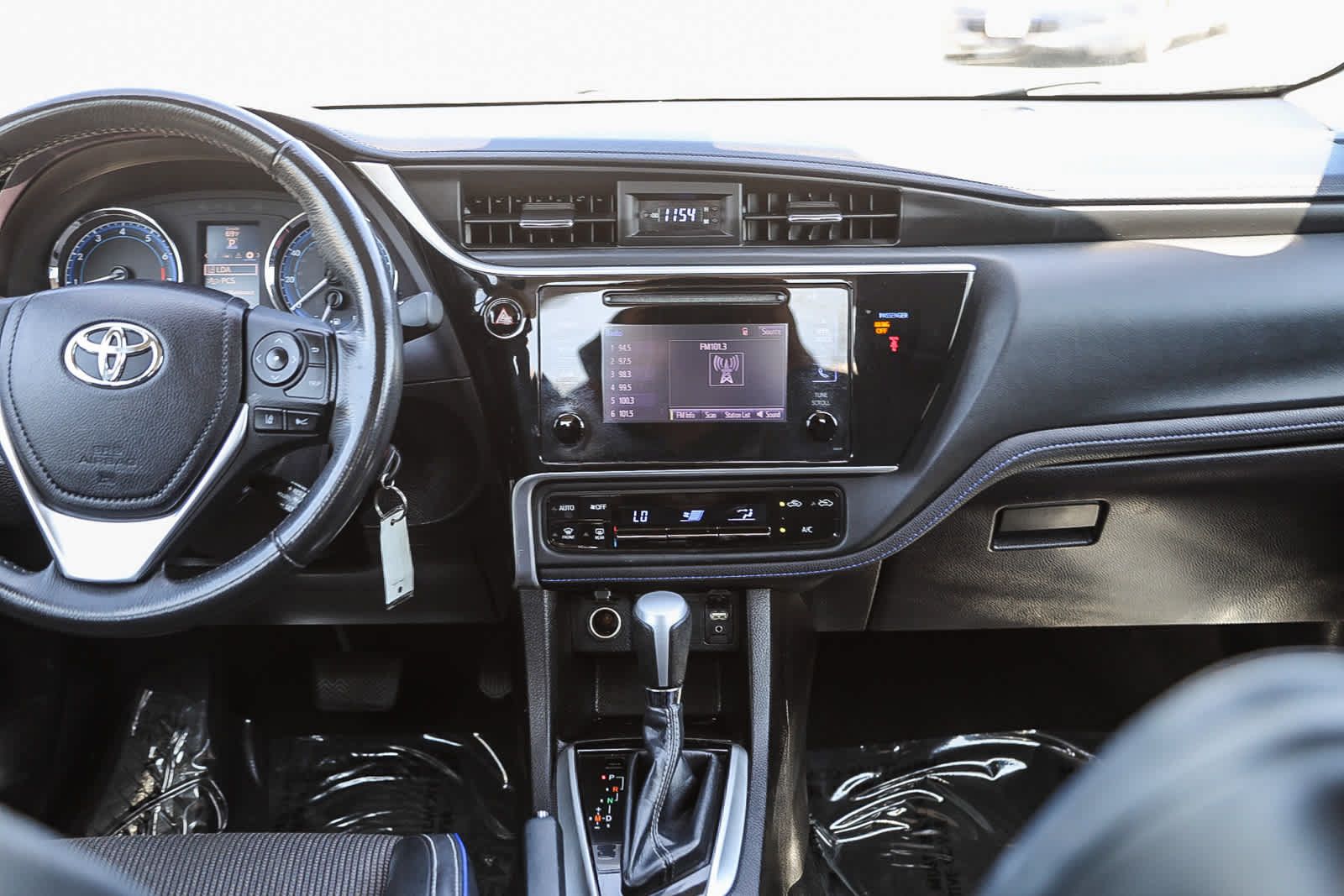 Used 2018 Toyota Corolla SE w/ Carpet Mat Package (TMS) FWD image 13