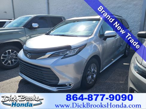 Used 2021 Toyota Sienna XLE FWD image 1