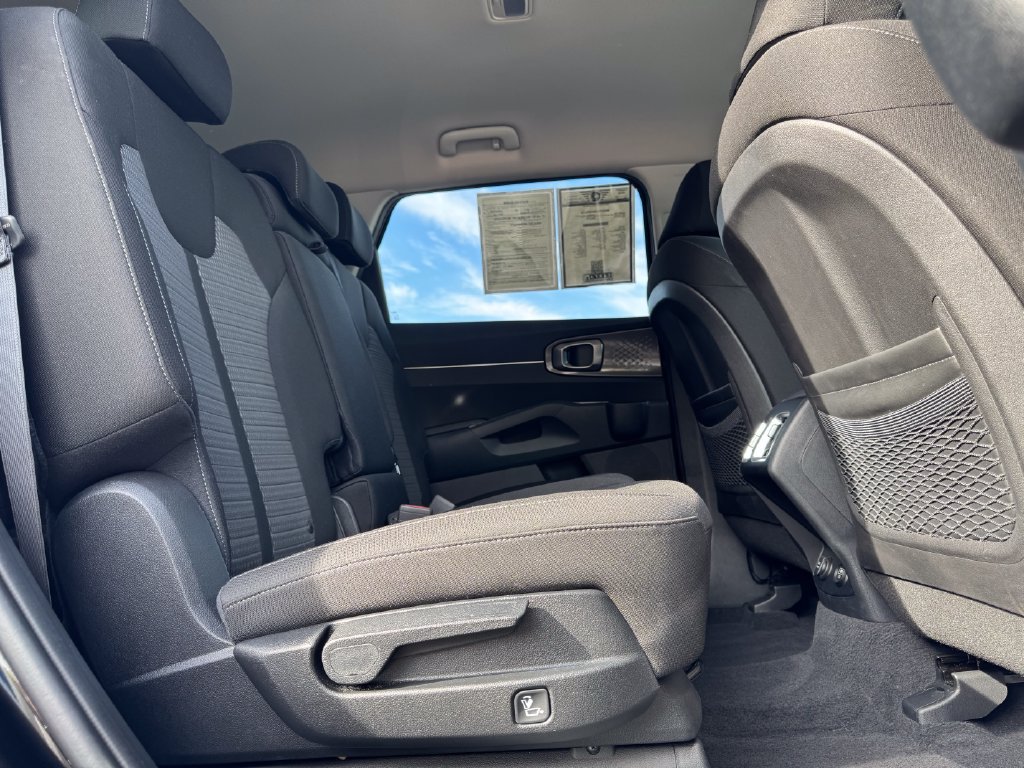 Used 2023 Kia Sorento LX FWD image 14