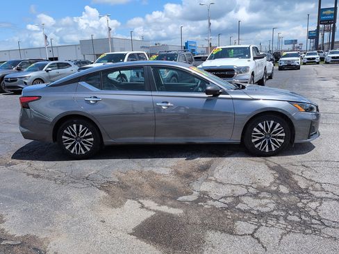 Used 2024 Nissan Altima 2.5 SV FWD image 2