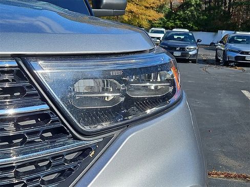 Used 2021 Ford Explorer XLT w/ Equipment Group 202A image 9