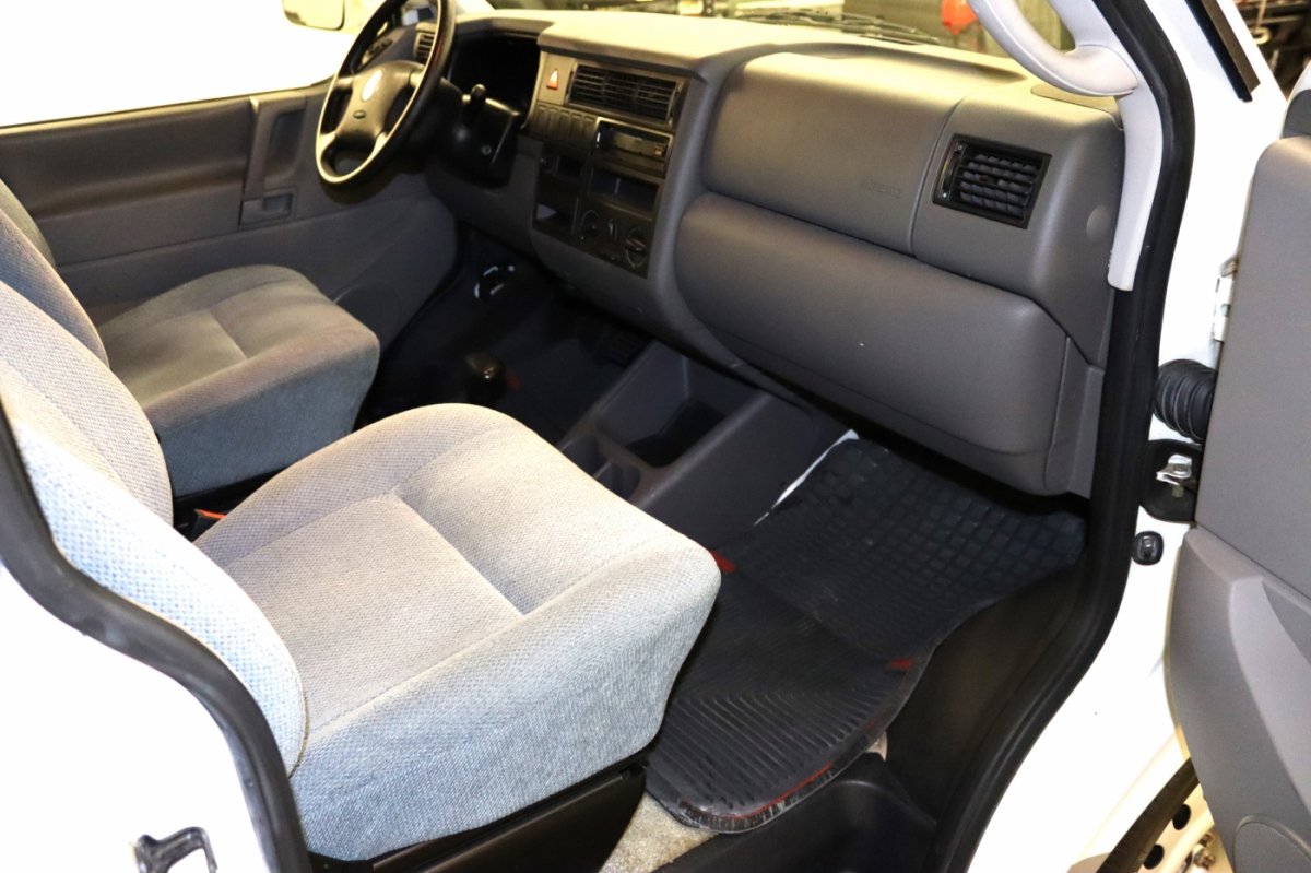 Used 2002 Volkswagen Eurovan FWD image 17