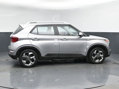 Used 2023 Hyundai Venue SEL image 3