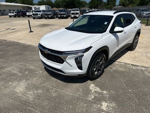 Used 2025 Chevrolet Trax LT w/ LT Convenience Package image 29