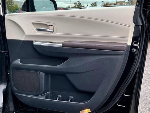 Used 2022 Toyota Sienna Platinum image 27