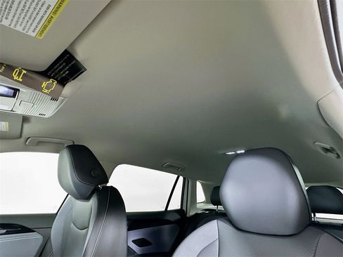 Used 2025 Volkswagen Tiguan SE image 11