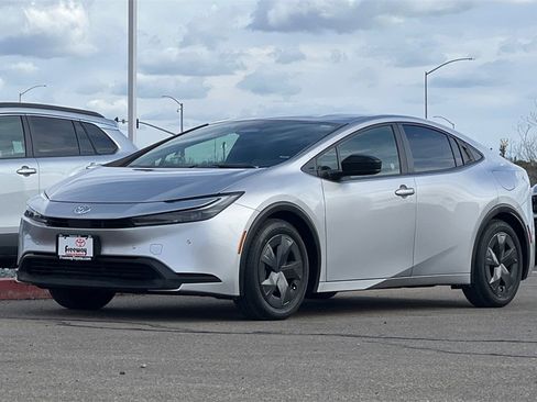 Used 2025 Toyota Prius LE image 10