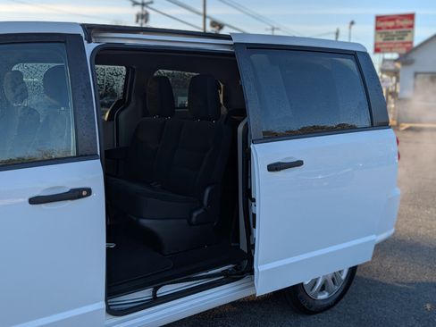 Used 2019 Dodge Grand Caravan SE w/ UConnect Hands-Free Group image 28