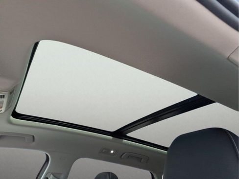 Certified 2023 Volkswagen Taos SE w/ Panoramic Sunroof Package FWD image 17