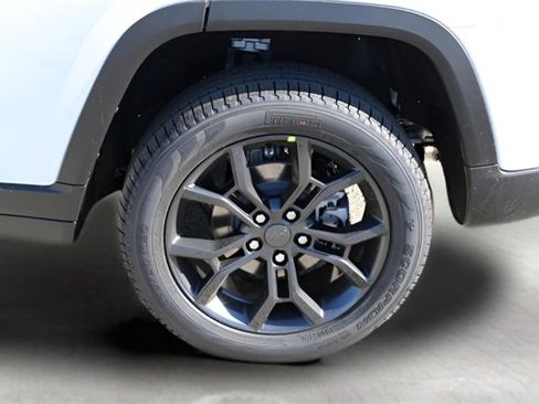 New 2025 Jeep Grand Cherokee Limited image 9