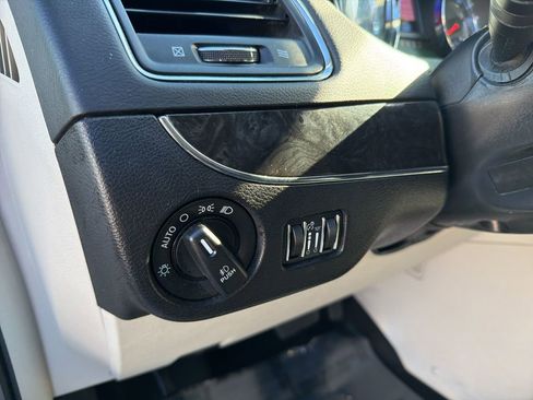 Used 2015 Chrysler Town & Country Touring image 13