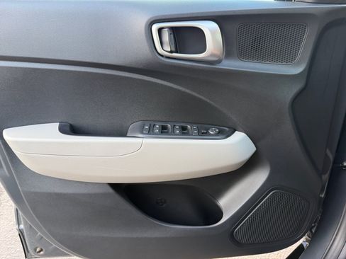 Used 2024 Hyundai Venue SEL FWD image 13