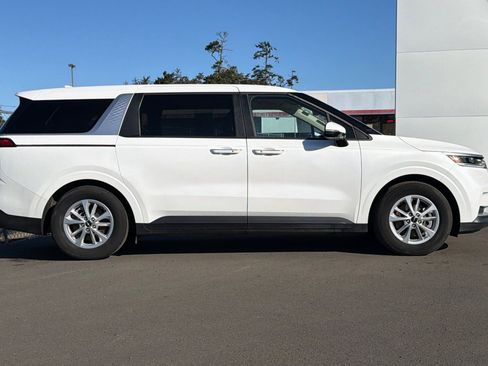 Used 2024 Kia Carnival LX image 3