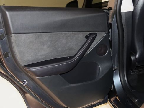 Used 2022 Tesla Model Y Long Range AWD/4WD image 45