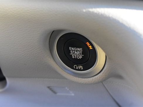 Used 2018 Chrysler Pacifica Touring-L image 28