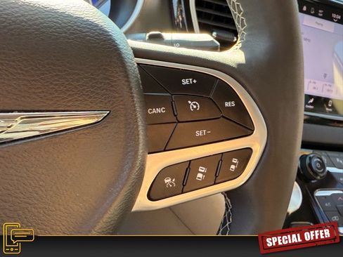 Used 2024 Chrysler Pacifica Touring-L image 19