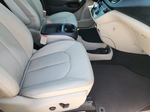 Used 2019 Chrysler Pacifica Touring-L w/ Advanced Safetytec Group FWD image 14