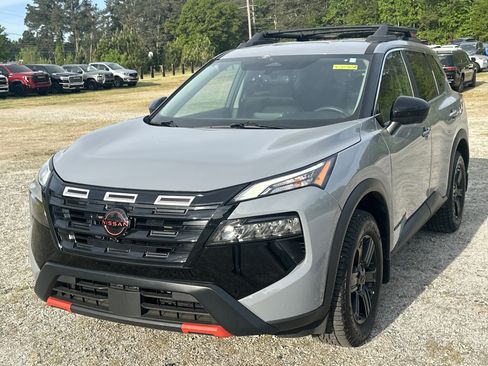 Used 2025 Nissan Rogue SV image 1