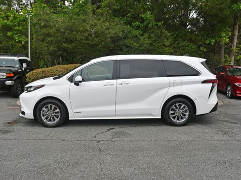 Used 2021 Toyota Sienna LE FWD image 2