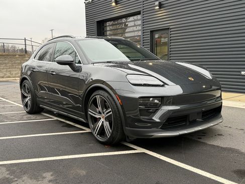 New 2025 Porsche Macan 4S Electric image 9