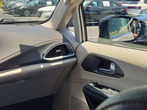 Used 2024 Chrysler Pacifica Limited FWD image 4